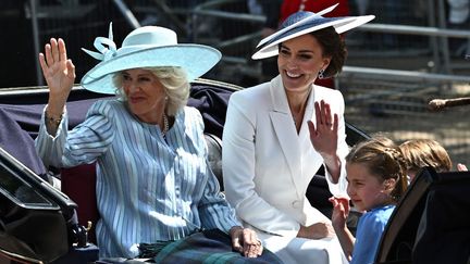 La duchesse de Cornouailles Camilla et la duchesse de Cambridge Kate, et les enfants George, Charlotte et Louis, défilent en calèche lors de la parade militaire du "Salut aux couleurs", le 2 juin 2022. (BEN STANSALL / AFP)