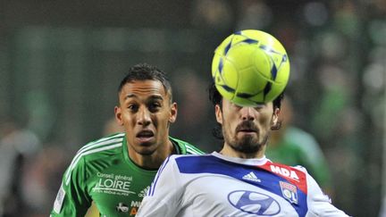 Le Lyonnais Bisevac devance le St&eacute;phanois Aubameyang, lors du derby Saint-Etienne-Lyon, le 9 d&eacute;cembre 2012.&nbsp; (CELIK ERKUL / MAXPPP)