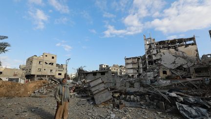 Un bâtiment détruit dans le camp de réfugié de Nuseirat à Gaza, le 29 novembre 2024. (MOIZ SALHI / ANADOLU / AFP)