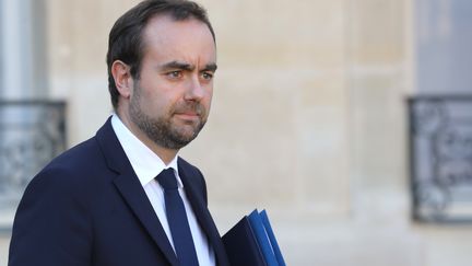 Sébastien Lecornu à la sortie d'un conseil des ministres. (LUDOVIC MARIN / AFP)