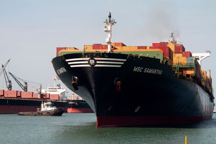 Porte-conteneurs, enregistré au Panama, dans le port de Cotonou, au Bénin, le 28 mai 2019. (PROSPER DAGNITCHE / AFP)