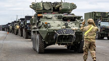 Un membre des "Strykers" dirige un véhicule sur la base américaine à Vilseck, en Allemagne, le 9 février 2022. (ARMIN WEIGEL / DPA)