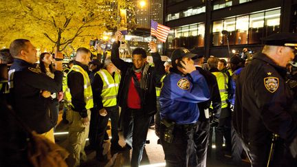 Les manifestants anti-Wall Street retournent &agrave; Zuccotti park le 15 novembre apr&egrave;s en avoir &eacute;t&eacute; chass&eacute;s par la police New Yorkaise.&nbsp; (MICHAEL NAGLE/GETTY IMAGES NORTH AMERICA/AFP)