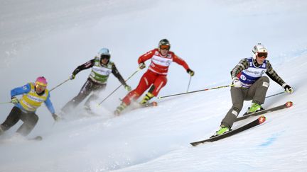 Oph&eacute;lie David (2e en partant de la droite), lors de la finale des championnats du monde de skicross, &agrave; Val&nbsp;Thorens (Savoie), le 17 janvier 2014. (PHILIPPE DESMAZES / AFP)