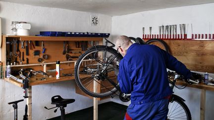 Un réparateur de vélos dans son atelier. (MARCO DI LAURO / GETTY IMAGES EUROPE)