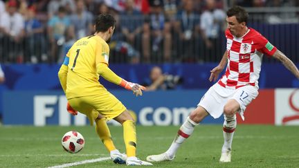 Mario Mandzukic pique le ballon à&nbsp;Hugo Lloris pour inscrire le deuxième but des Croates. (FIRO / SEBASTIAN EL-SAQQA / AUGENKLICK / AFP)