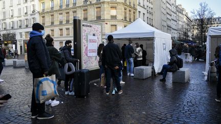 Une file d'attente devant une tente de tests de dépistage du Covid-19, le 27 décembre 2021 à Paris. (MAGALI COHEN / HANS LUCAS via AFP)