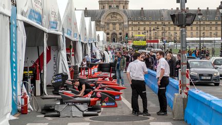 Pr&eacute;paration de la comp&eacute;tition Formule E place des Invalides &agrave; Paris, le 21 avril 2016. (MAXPPP)