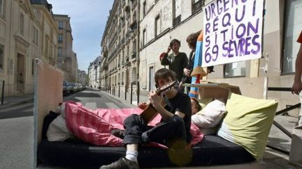 Journée d'action autour d'un squatt  69 rue de Sèvres à Paris, le 23 avril 2009 (AFP/JOEL SAGET)