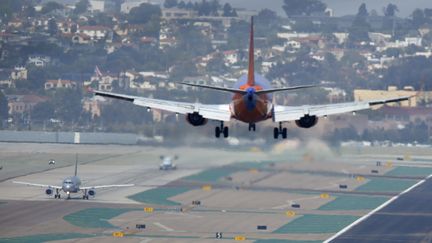 Un avion de la compagnie a&eacute;rienne&nbsp;Southwest Airlines, le 22 avril 2013 &agrave; San Diego, en Californie (Etats-Unis). (MIKE BLAKE / REUTERS)