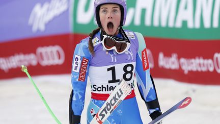 Le moment o&ugrave; la Slov&egrave;ne Tina Maze apprend l'&eacute;limination de sa rivale Lindsey Vonn, lors du Super-G aux championnats du monde de ski alpin &agrave; Schladming (Autriche), le 5 f&eacute;vrier 2013. (LEONHARD FOEGER / REUTERS)