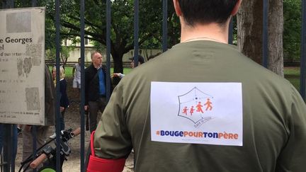 Une dizaine d'hommes ont participé samedi à la course #BougePourTonPère&nbsp;au départ du square Georges Mandel, à Bordeaux.  (LOUISE BUYENS / RADIO FRANCE)