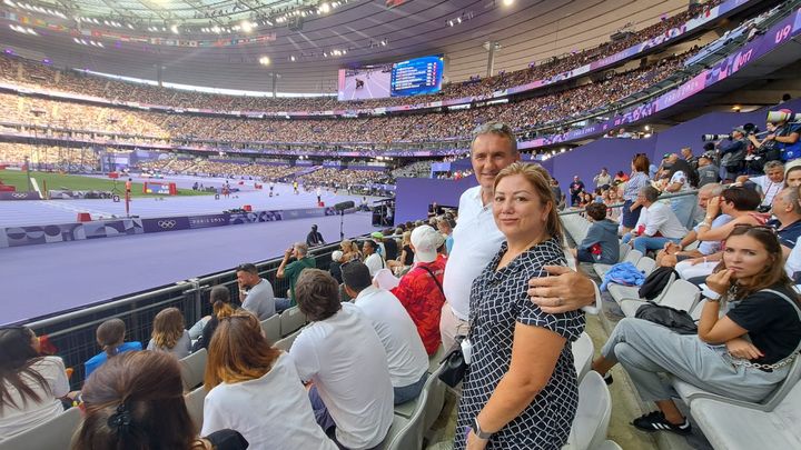 Ce couple de Britanniques s'est assis dans les premiers rangs du Stade de France, en face de la ligne d'arrivée de la piste d'athlétisme, le 4 août 2024, à l'occasion des Jeux olympiques. (RAPHAEL GODET / FRANCEINFO)