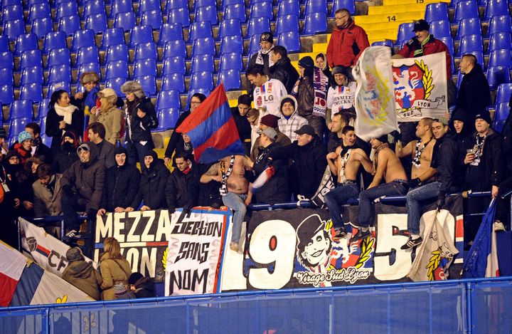 Les supporters lyonnais dans le stade Maksimir de Zagreb, le 7 d&eacute;cembre 2011. (STEPHANE GUIOCHON / MAXPPP)