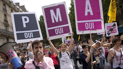 Une manifestation pour l'élargissement de la PMA, le 29 juin 2013 à Paris. (LIONEL BONAVENTURE / AFP)