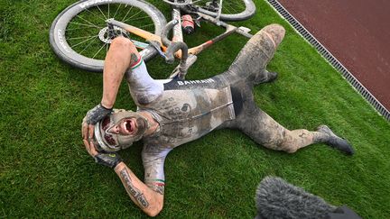 La joie de Sonny Colbrelli, vainqueur de Paris-Roubaix 2021, le 3 octobre (POOL / BELGA MAG via AFP)