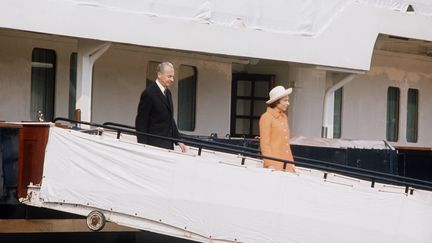 Liliane et son mari André Bettencourt sur le pont du Queen Mary II, à Rouen (Seine-Maritime), le 19 mai 1972. (- / AFP)