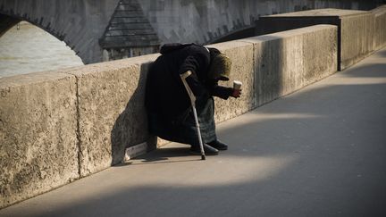 Un mendiant dans les rues de Paris, le 11 mars 2016. (JOEL SAGET / AFP)