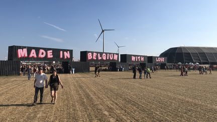 Le festival de Dour a changé de site l'année dernière, s'installant sur un nouveau champ d'éoliennes. (Radio France / Yann Bertrand)