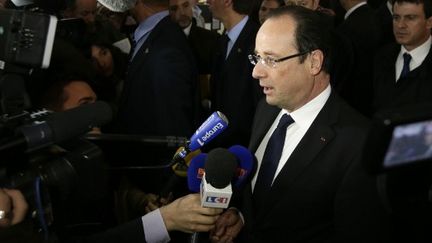 Fran&ccedil;ois Hollande s'adresse &agrave; la presse, lors d'un d&eacute;placement le 18 avril 2013, &agrave; l'a&eacute;roport&nbsp;Roissy-Charles de Gaulle.&nbsp; (AFP )