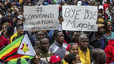 Des manifestants réclament la démission de Robert Mugabe, samedi 18 novembre 2017, à Harare, au Zimbabwe.&nbsp; (JEKESAI NJIKIZANA / AFP)