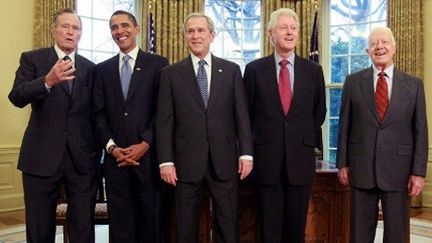 De gauche à droite: G H. Bush, B. Obama, G. W. Bush, B. Clinton, J. Carter à la Maison blanche le 7 janvier 2009 (AFP - Getty Images - Mark Wilson)