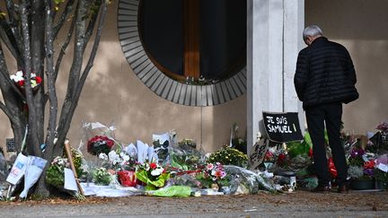 Devant le collège du Bois d'Aulne où enseignait le professeur Samuel Paty, le 19 octobre 2020 à Conflans-Sainte-Honorine (photo d'illustration). (ANNE-CHRISTINE POUJOULAT / AFP)