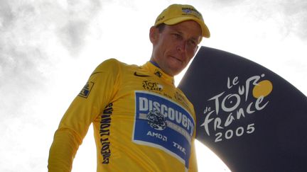 Lance Armstrong lors de sa victoire sur le Tour de France, &agrave; Paris, le 24 juillet 2005. (JOEL SAGET / AFP)