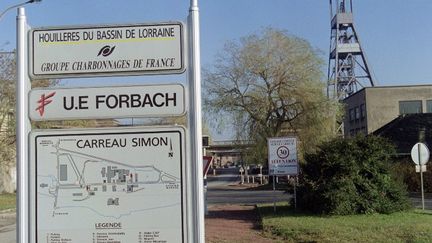 L'entr&eacute;e du bassin houiller de Forbach (Moselle), le jour de sa fermeture, le 26 novembre 1997. (FRANCK FIFE / AFP)