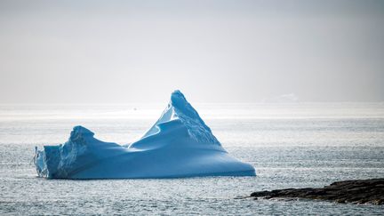 Un iceberg flottant au large de Kulusuk, sur la côte sud-est du Groenland, le 20 août 2019. (JONATHAN NACKSTRAND / AFP)