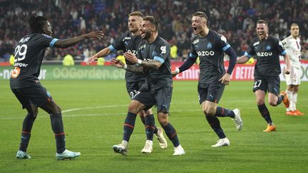 Le bonheur des Marseillais, vainqueurs (2-1) à Lyon, le 23 avril 2023. (LAURENT CIPRIANI / AP)