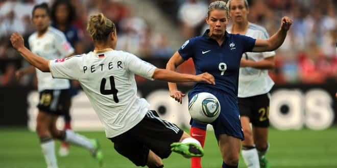  Eugénie Le Sommer à la lutte avec Babett Peter lors de la défaite 4-2 de la France face à l'Allemagne lors de la dernière Coupe du Monde