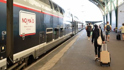 Des passagers sur le quai d'une gare, au Havre (Seine-Maritime), le 3 septembre 2023. (LAURE BOYER / HANS LUCAS / AFP)