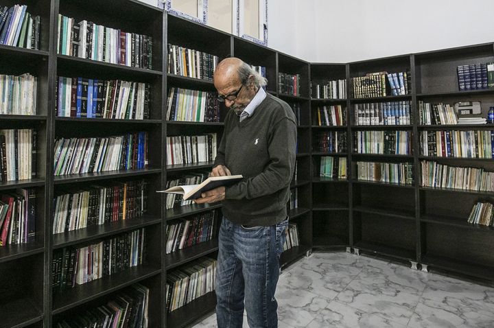 Ziad al-Hamad, le directeur du&nbsp;nouveau centre culturel de Raqa en Syrie, le 1er mai 2019 (DELIL SOULEIMAN / AFP)