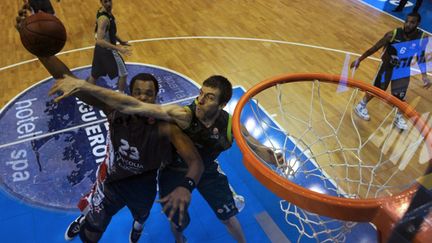 Le joueur de Poitiers Guillaume Constentin dans la tenaille 