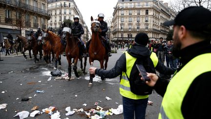 La police montée s'avance dans le 3e arrondissement parisien, alors que des heurts ont eu lieu à proximité, pendant la manifestation des Gilets Jaunes. (STEPHANE MAHE / REUTERS)