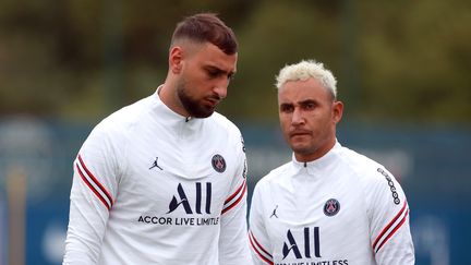 Gianluigi Donnarumma et Keylor Navas à l'entraînement du Paris Saint-Germain, le 19 août (CHRISTOPHE PETIT TESSON / EPA)