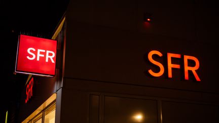 La devanture d'une boutique SFR à Paris, en décembre 2019. (EDOUARD RICHARD / HANS LUCAS / AFP)