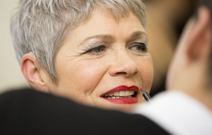 Backstage du défilé Tissons la solidarité, le 8 décembre 2015, à Paris : séance maquillage avec des pros
 (Tissons la solidarité)