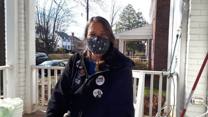 Katherine, le 20 janvier 2021, devant sa maison dans le quartier d'AU Park à Washington (Etats-Unis). (VALENTINE PASQUESOONE / FRANCEINFO)