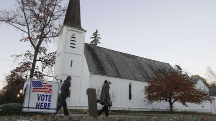 Des Américains vont voter dans l'église épiscopale de Saint Paul, le 8 novembre 2016, à Kinderhook (New York).&nbsp; (MIKE GROLL / AP / SIPA)