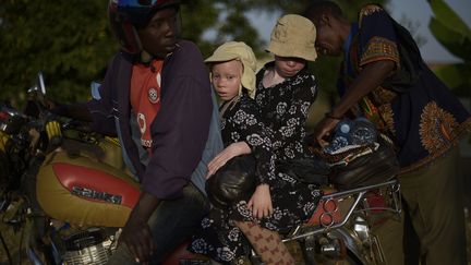 Deux petites filles albinos sur l'île de Ukewere (Tanzanie) du lac Victoria, lors de la Journée internationale de&nbsp;sensibilisation à l'albinisme, le 13 juin 2016. De nombreuses personnes atteintes de l'affection résident sur cette île. (CARL DE SOUZA / AFP)