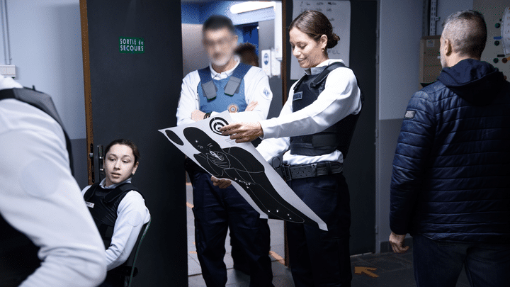 La gymnaste Carolann Héduit et la nageuse Emma Terebo (de gauche à droite) lors de leur formation pour obtenir leur habilitation au port d'armes, début février 2023, dans un commissariat d'Île-de-France. (PHILIPPE DAURIOS / DGPN)