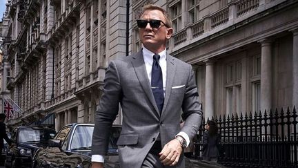 Daniel Craig revêt le costume de l'agent 007 pour le 25e opus des aventures de James Bond, "Mourir peut attendre".&nbsp; (Copyright Universal Pictures France)