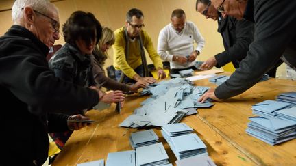 Un dépouillement dans un bureau de vote à Porte-lès-Valence (Drôme), le 13 décembre 2015. (CHRISTOPHE ESTASSY / CITIZENSIDE)