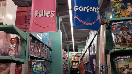 Des rangées "filles" et "garçons" dans un rayon jouet d'un supermarché. (VALENTINE JOUBIN / RADIO FRANCE)