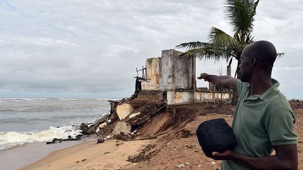 de ces vieilles bâtisses, excepté des pans du mur de l'ancien hôpital sur lequel viennent s'écraser des vagues. «Le dernier vestige colonial de Lahou va disparaître dans quelques mois et son histoire avec, car la mer avance dangereusement», assure Parfait Dago, un habitant, pointant du doigt l'ancien hôpital, ou ce qu'il en reste. ( ISSOUF SANOGO / AFP)