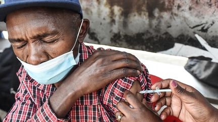 Un homme reçoit une injection du vaccin Moderna contre le Covid-19 à Nairobi le 17 septembre 2021. (SIMON MAINA / AFP)