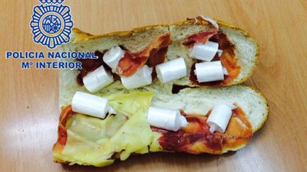 Photo diffus&eacute;e par la police espagnole montrant le sandwich jambon, fromage et coca&iuml;ne, saisi &agrave; Benidorm (Espagne), le 7 mai 2014. (SPANISH NATIONAL POLICE / AFP)