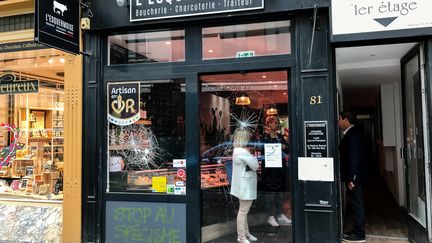 Une boucherie vandalisée&nbsp;par des activistes vegans à Lille (Nord), le 15 mai 2018. (MAXPPP)